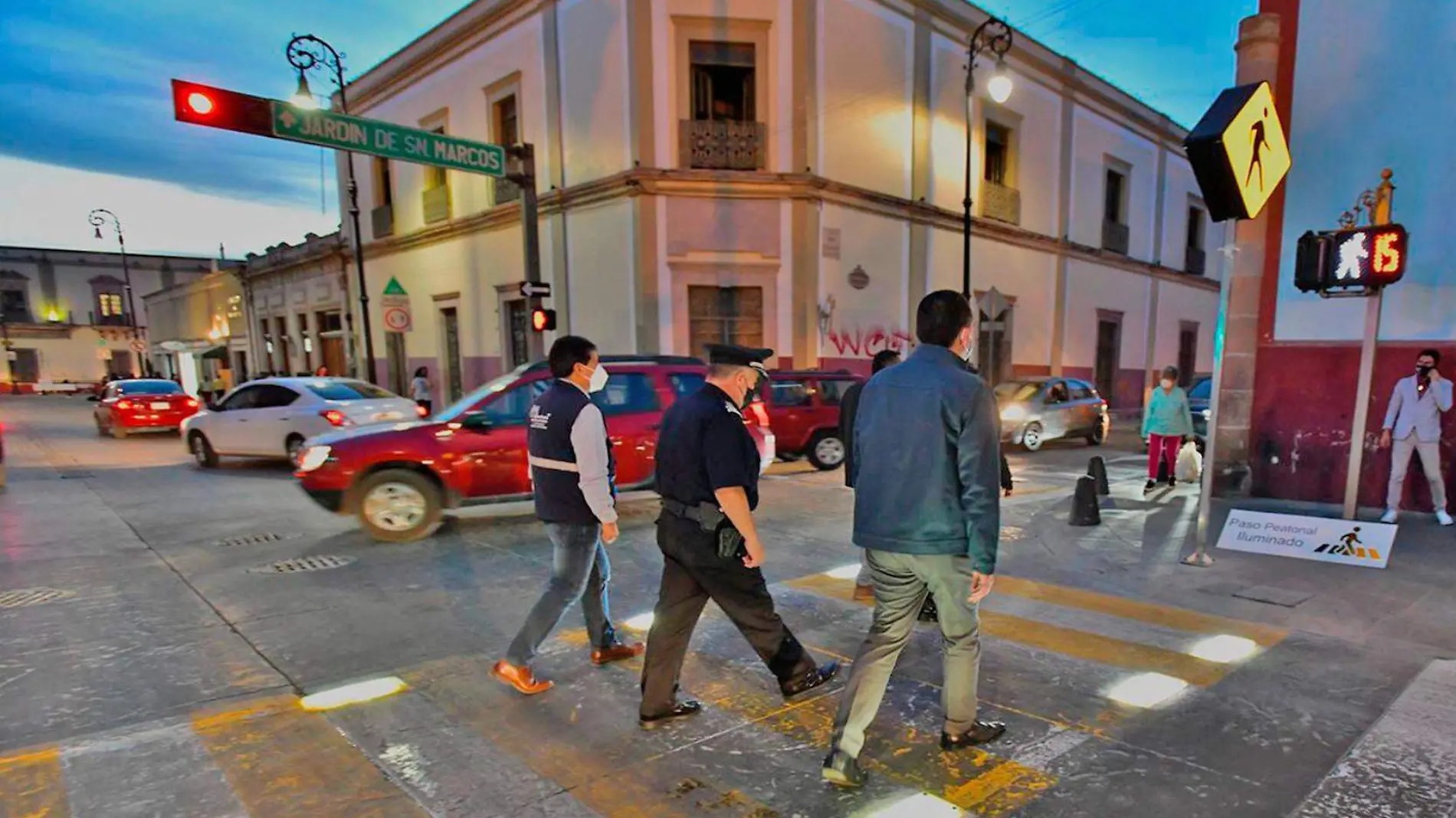 paso peatonal con iluminacion